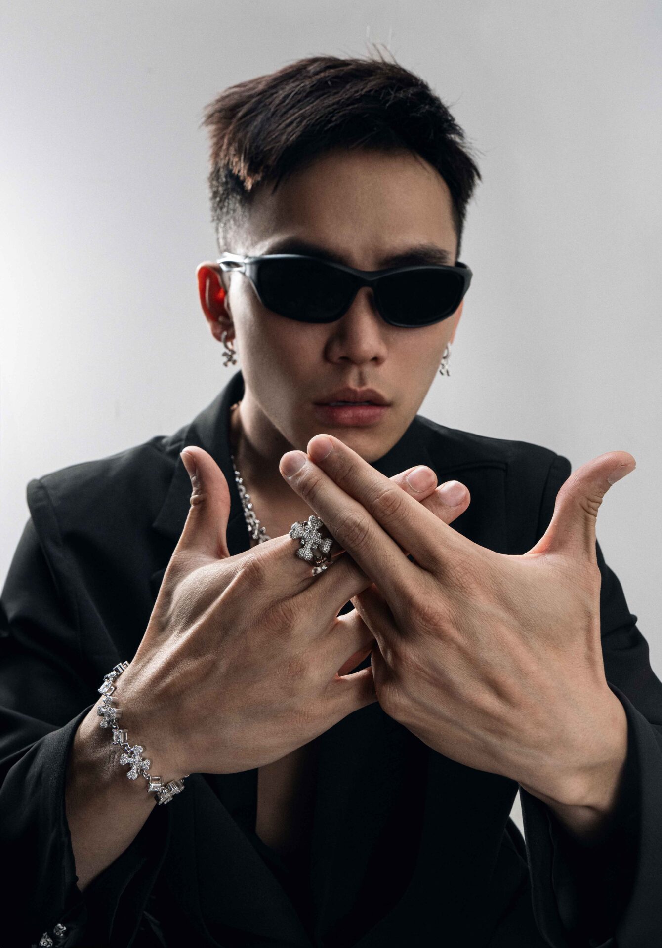 Bone To Be mang một nét ma mị và đầy huyền bí với hình ảnh chiếc xương trắng.