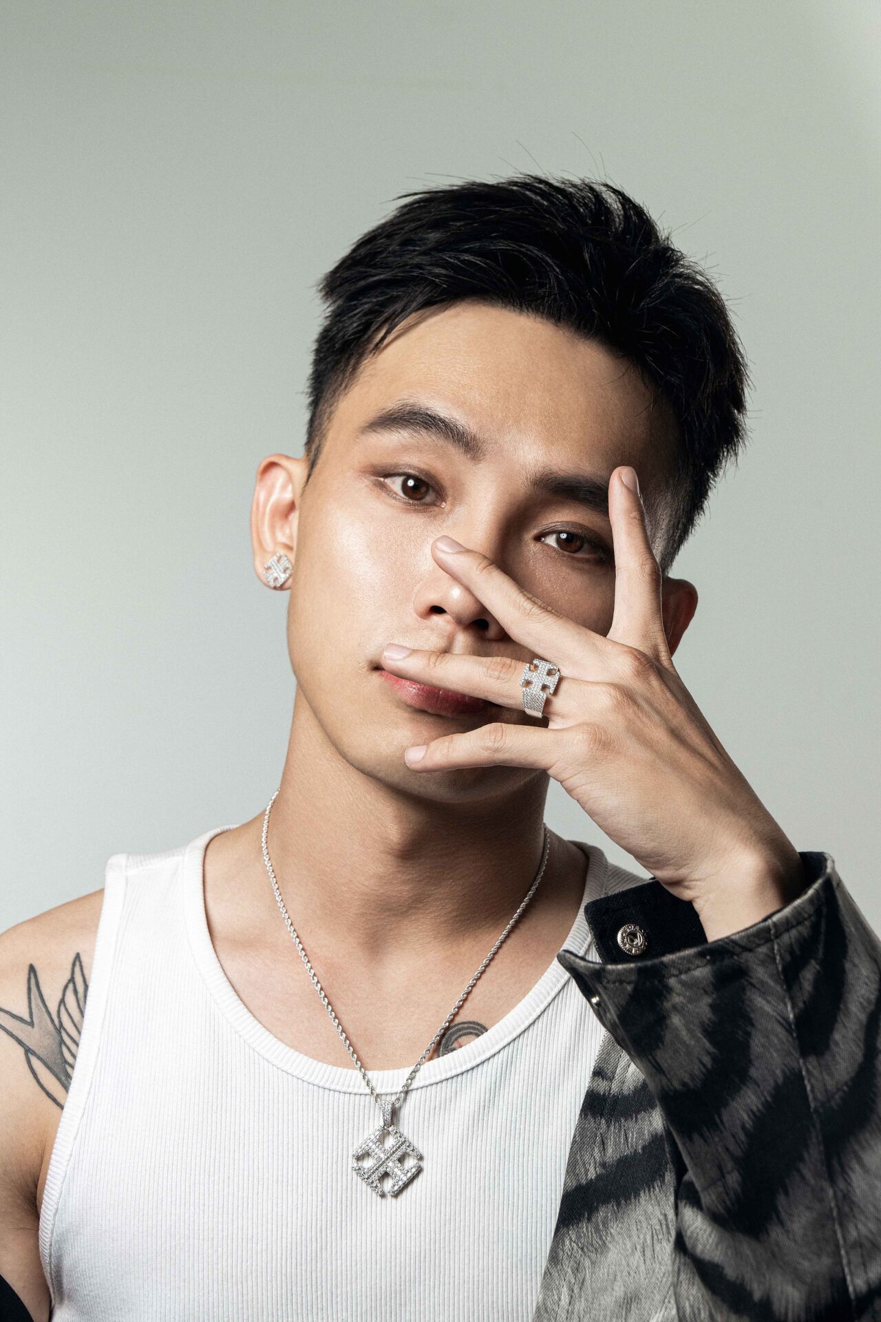 The Iplus là bộ trang sức dành cho những phong cách cá tính và gai góc như Grunge, Punk hay Streetwear.