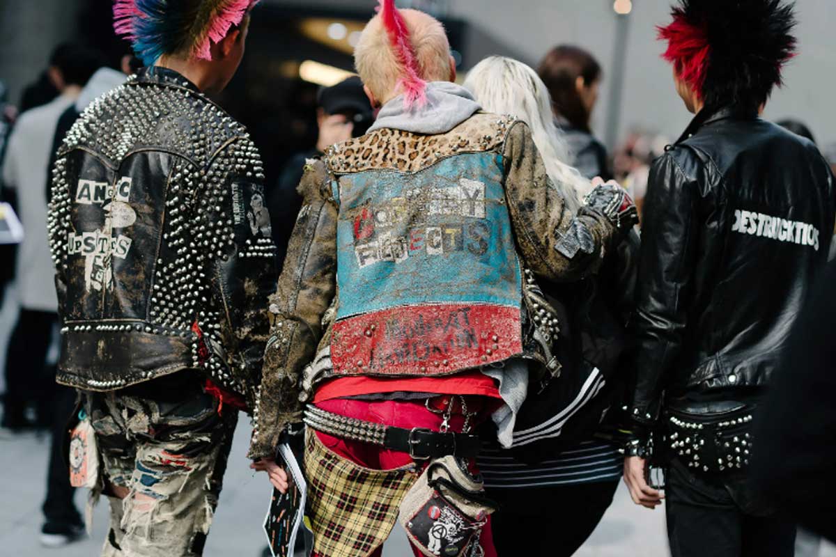 Trang phục bụi bặm và độc lạ là đặc trưng của Punk Style.
